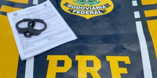Homem com mandado de prisão em aberto é preso pela PRF