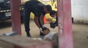 Vídeo registra momento em que idoso mata jovem com paulada na cabeça em parada de ônibus