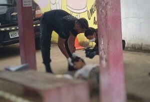 Vídeo registra momento em que idoso mata jovem com paulada na cabeça em parada de ônibus