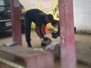 Vídeo registra momento em que idoso mata jovem com paulada na cabeça em parada de ônibus