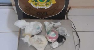 Jovem é preso dentro de táxi com maconha, crack e cocaína, em Xapuri