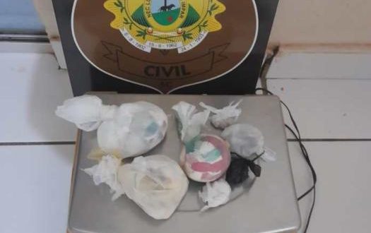 Jovem é preso dentro de táxi com maconha, crack e cocaína, em Xapuri
