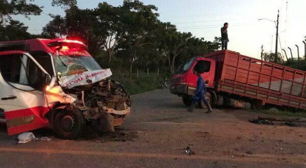 Manobra irregular de caminhoneiro causou acidente com ambulância do Samu, aponta PRF