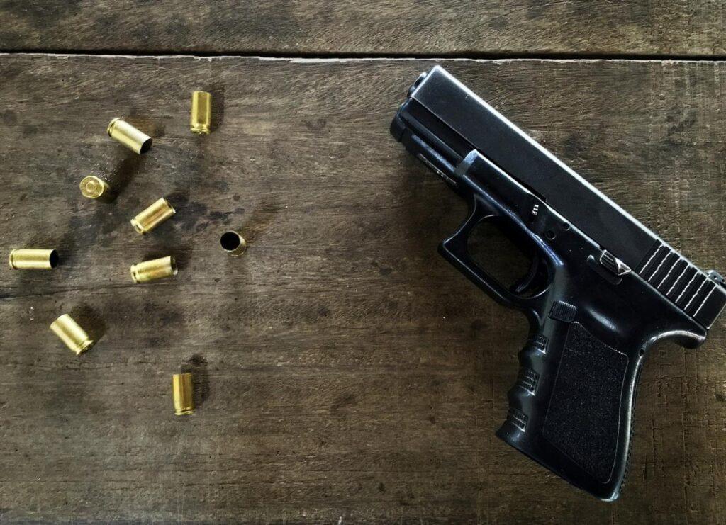 Justiça acreana condena homem a prestar serviços à comunidade por deixar arma acessível à criança de quatro anos