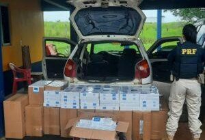 Carro abandonado é encontrado com mais de 7 mil maços de cigarro, na BR-317