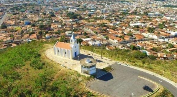 Menino de 2 anos morre em piscina de casa durante festa de aniversário