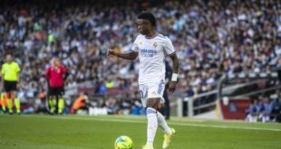 Vinícius Jr marca, Real Madrid vence Alavés e pode ampliar vantagem no Espanhol