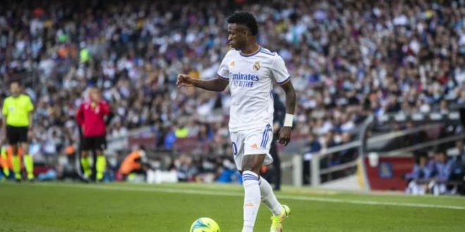 Vinícius Jr marca, Real Madrid vence Alavés e pode ampliar vantagem no Espanhol
