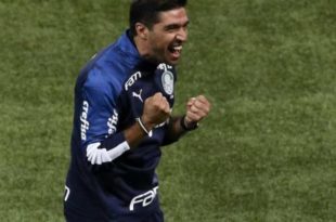 Abel dedica triunfo do Palmeiras no dérbi à torcida: 'O chiqueiro pegou fogo'