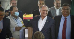 Alckmin chama Lula de presidente e diz que petista representa própria democracia