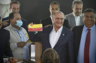 Alckmin chama Lula de presidente e diz que petista representa própria democracia