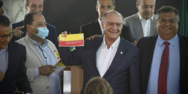 Alckmin chama Lula de presidente e diz que petista representa própria democracia