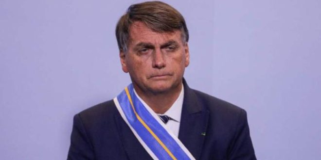 Bolsonaro passa a noite internado em hospital em Brasília