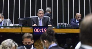 Câmara realiza sessão para votar propostas nesta quarta