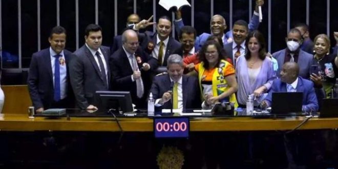 Deputados aprovam em primeiro turno texto principal da proposta sobre radioisótopos