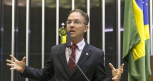 "Desrespeitosa": Leo de Brito repudia tratamento do governador aos profissionais da educação