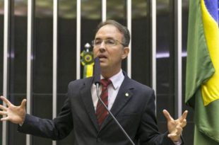 "Desrespeitosa": Leo de Brito repudia tratamento do governador aos profissionais da educação