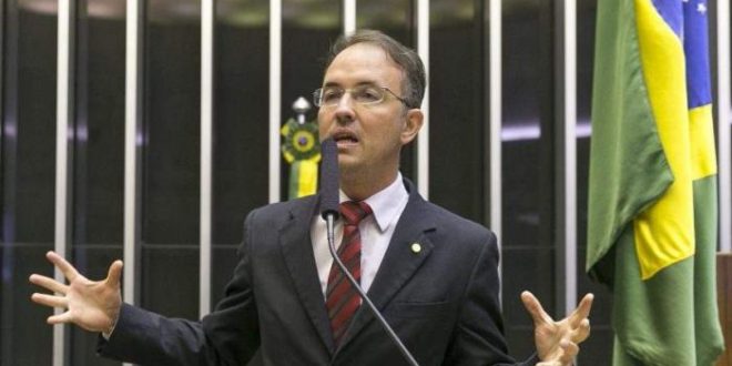 "Desrespeitosa": Leo de Brito repudia tratamento do governador aos profissionais da educação