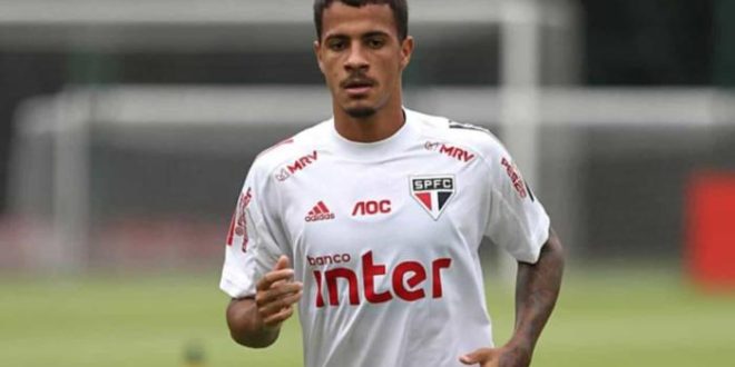 Diego Costa vai de criticado a aposta de Ceni e desbanca Miranda no São Paulo