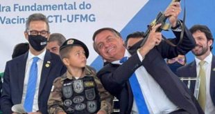 Em tom eleitoral, Bolsonaro ataca Lula para defender armamento civil