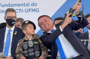 Em tom eleitoral, Bolsonaro ataca Lula para defender armamento civil