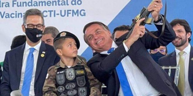 Em tom eleitoral, Bolsonaro ataca Lula para defender armamento civil