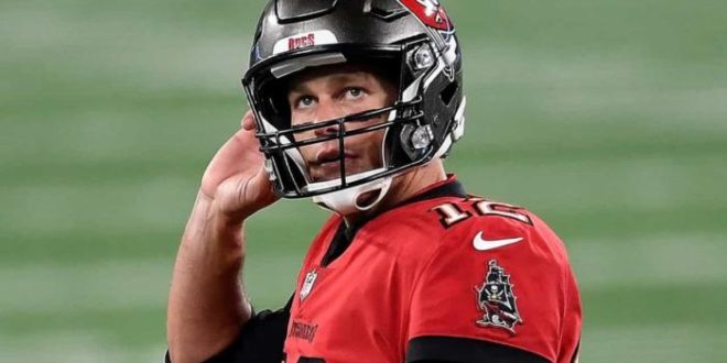 Fã paga R$ 2,6 mi em bola do último jogo de Tom Brady horas antes de astro voltar