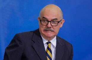 Governistas blindam Milton Ribeiro, adiam depoimento e trocam convocação por convite