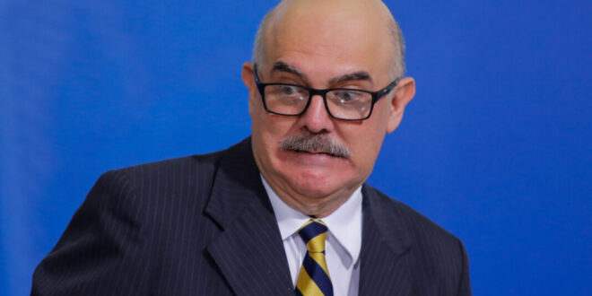 Governistas blindam Milton Ribeiro, adiam depoimento e trocam convocação por convite