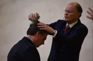 Governo Bolsonaro concede passaporte diplomático para bispo Edir Macedo