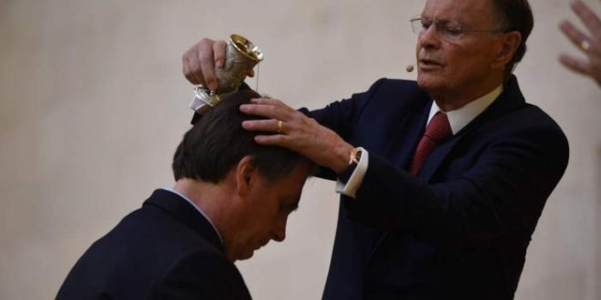 Governo Bolsonaro concede passaporte diplomático para bispo Edir Macedo