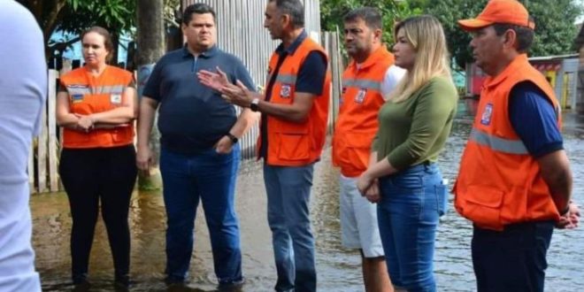 Helicóptero com Alcolumbre faz pouso de emergência na floresta