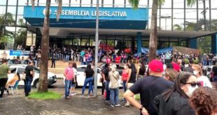Jornalista João Roberto Braña registra em vídeo o maior protesto do funcionalismo público do Acre. Veja Aqui