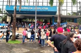 Jornalista João Roberto Braña registra em vídeo o maior protesto do funcionalismo público do Acre. Veja Aqui