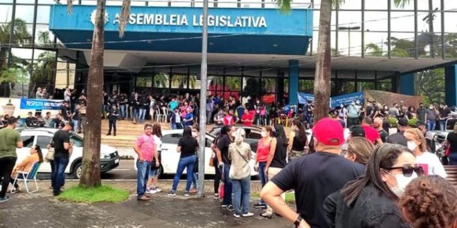 Jornalista João Roberto Braña registra em vídeo o maior protesto do funcionalismo público do Acre. Veja Aqui