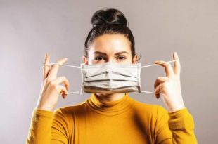 Máscaras deveriam ser mantidas em ambientes fechados, diz especialista