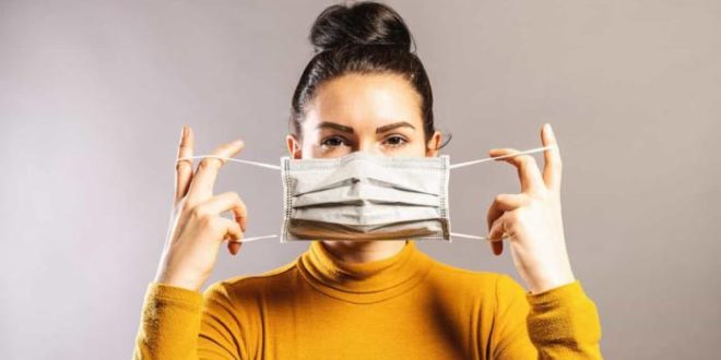 Máscaras deveriam ser mantidas em ambientes fechados, diz especialista