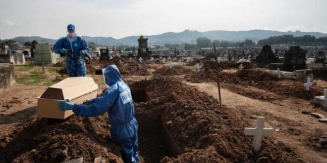 Média móvel de mortes pela covid-19 no Brasil completa uma semana abaixo de 300