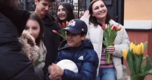 Menino de 11 anos que atravessou fronteira sozinho reencontra a mãe