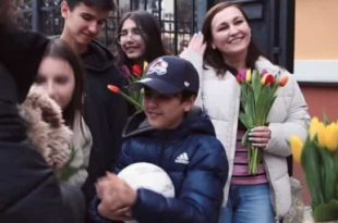 Menino de 11 anos que atravessou fronteira sozinho reencontra a mãe