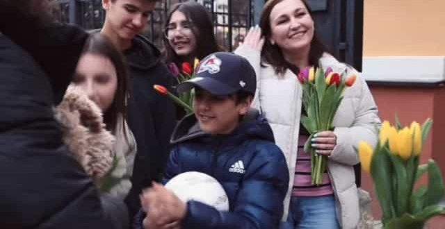 Menino de 11 anos que atravessou fronteira sozinho reencontra a mãe