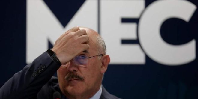 Milton Ribeiro entrega carta de demissão após denúncias de corrupção no MEC