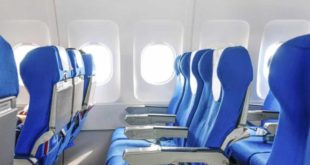 Mulher é expulsa de avião após se irritar com choro de bebês e agredir tripulação
