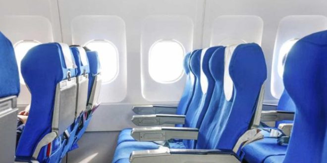 Mulher é expulsa de avião após se irritar com choro de bebês e agredir tripulação
