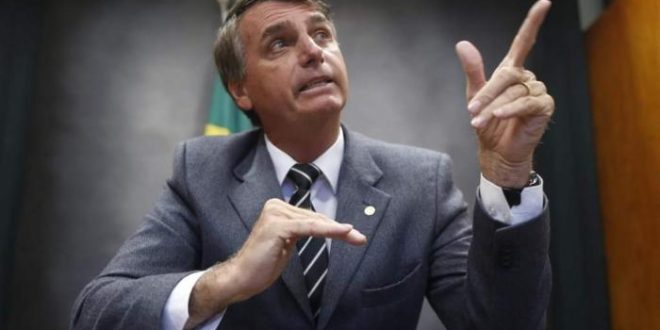 Perigo: "Seguir a Constituição por vezes embrulha o estômago", diz Bolsonaro