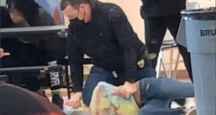 Policial de folga se ajoelha no pescoço de aluna de 12 anos