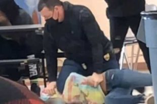 Policial de folga se ajoelha no pescoço de aluna de 12 anos