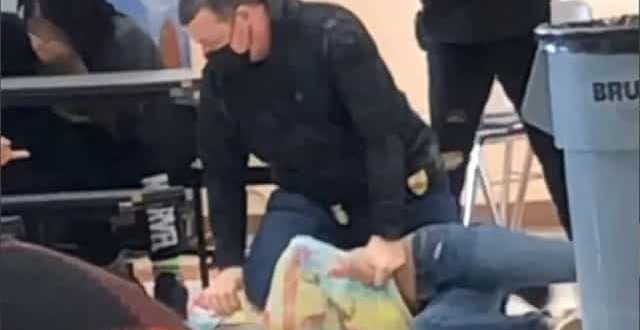 Policial de folga se ajoelha no pescoço de aluna de 12 anos