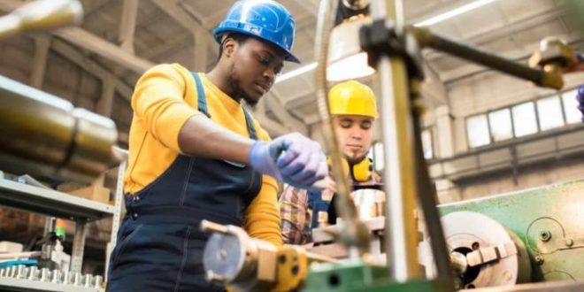 Produção industrial recua em dez dos 15 locais pesquisados pelo IBGE