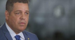 "Vergonhoso, lembra uma cena de Odorico Paraguaçu de O Bem Amado", diz Rocha sobre cena protagonizada por Gladson  na frente de Bolsonaro